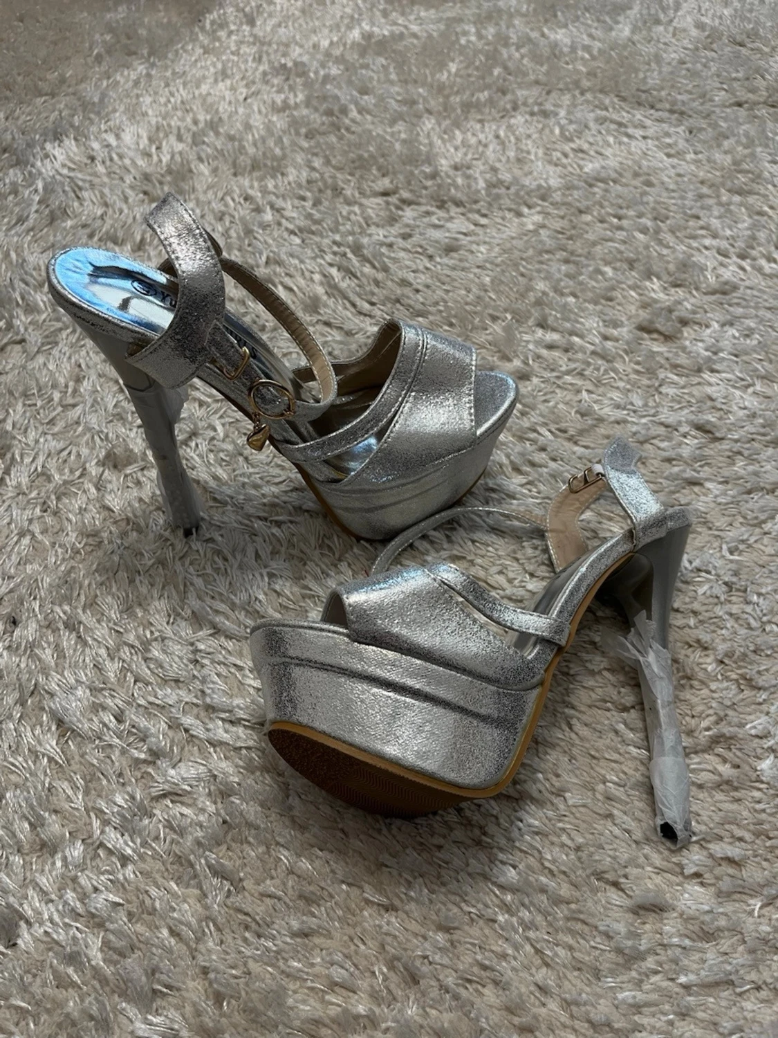 Silvriga platåpumps med höga klackar