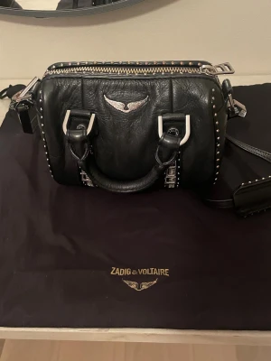 Svart Zadig & Voltaire handväska - Så fin väska från Zadig & Voltaire i läder med nitar och detaljer. 