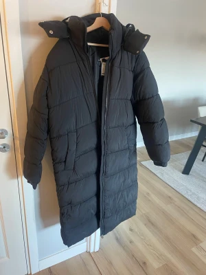 Svart lång dunjacka från lager 157 - Svart lång jacka från lager 157. Oanvänd. Färg svart🌟