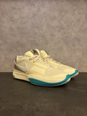 Nike JA 1 - Säljer dessa Nike JA 1s i mycket bra skick använda endast fåtal gånger! Basketskor i hög prestanda, Ja Morants första signatursko! Box finns!