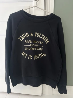 Zadig&voltaire tröja - Säljer nu min Zadig tröja. Den är äkta. Den har även haft ett hål förut men som jag har sytt igen (bild 2). Storlek XS men skulle säga att den passar S- liten M. Fläcken back på ryggen är vatten!!💕