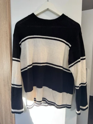 Svart vit stickad tröja  - Fin stickad tröja från hm, är otroligt fin och passar till allt 