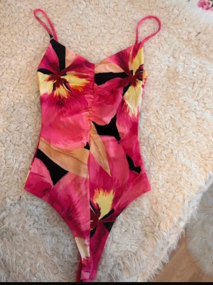 Body  - Jätte snygg somrig body med prislapp kvar ❤️