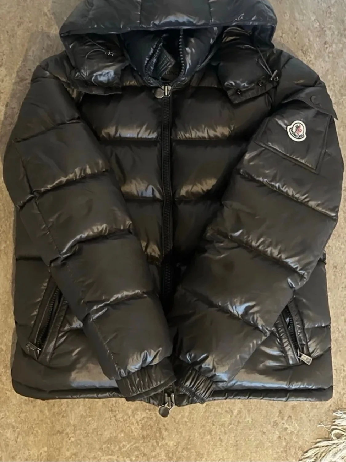 Svart dunjacka från Moncler med huva