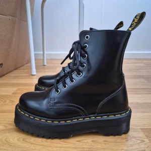 Dr. Martens Jadon  - Säljer ett par Dr. Martens Jadon Smooth läder i storlek 37. Använda endast ett fåtal gånger och i väldigt fint skick. Inköpspris: 2500:- 