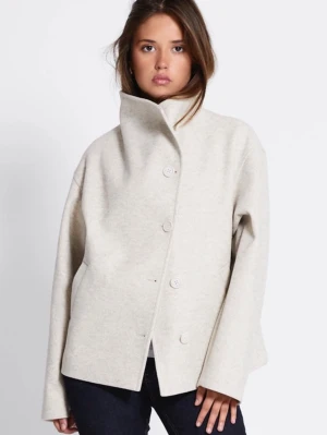 Beige kappa - Beige kappa som man kan ha med både vikt och hög krage. Aldrig använd, endast testad. Köpt för 400kr.