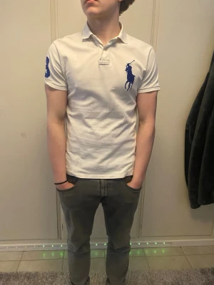 Polo Ralph lauren pike - Snygg vit Ralph lauren piké. Ända defekten är ett litet hål på tröjan. Sitter bra och snyggt.