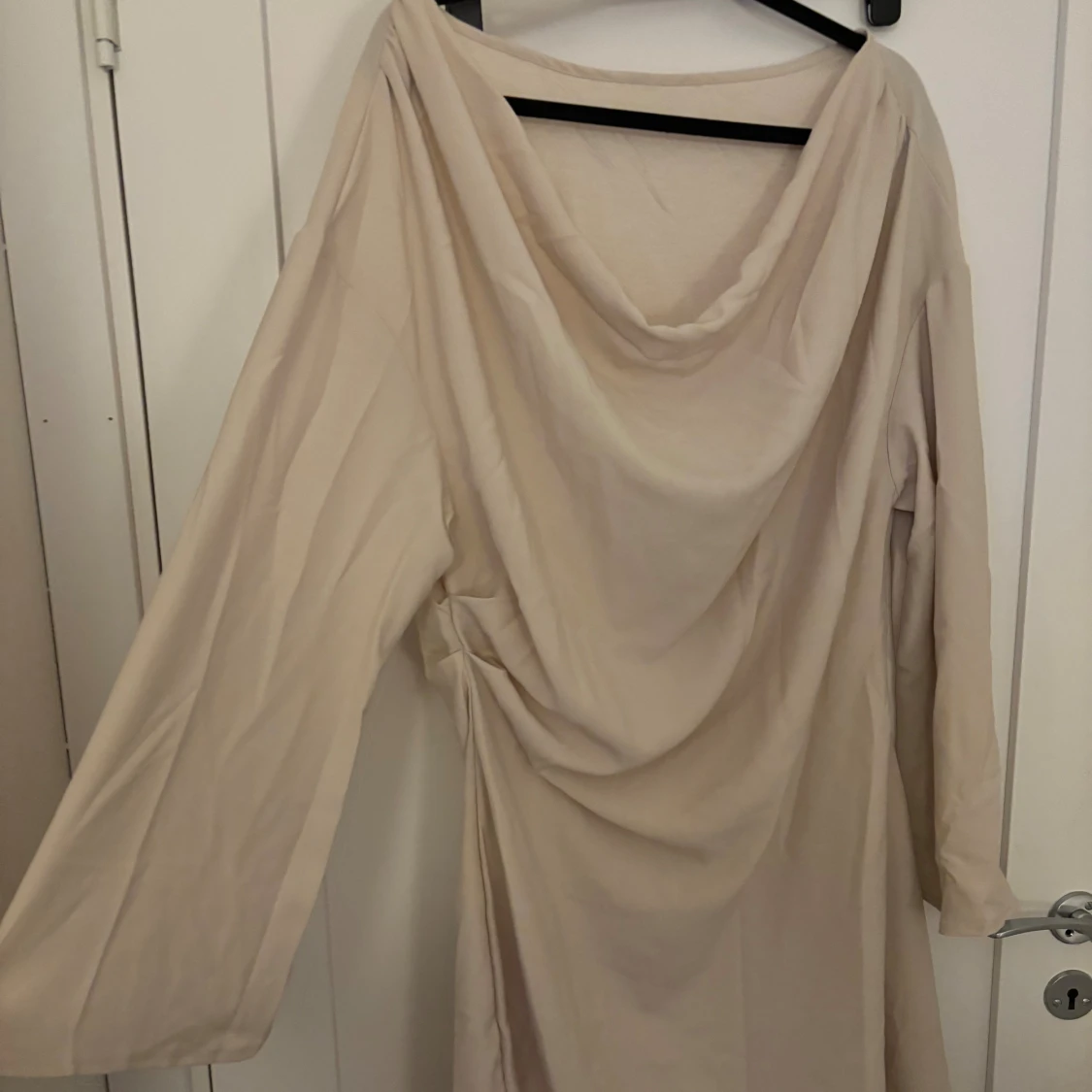 Beige långklänning med drapering