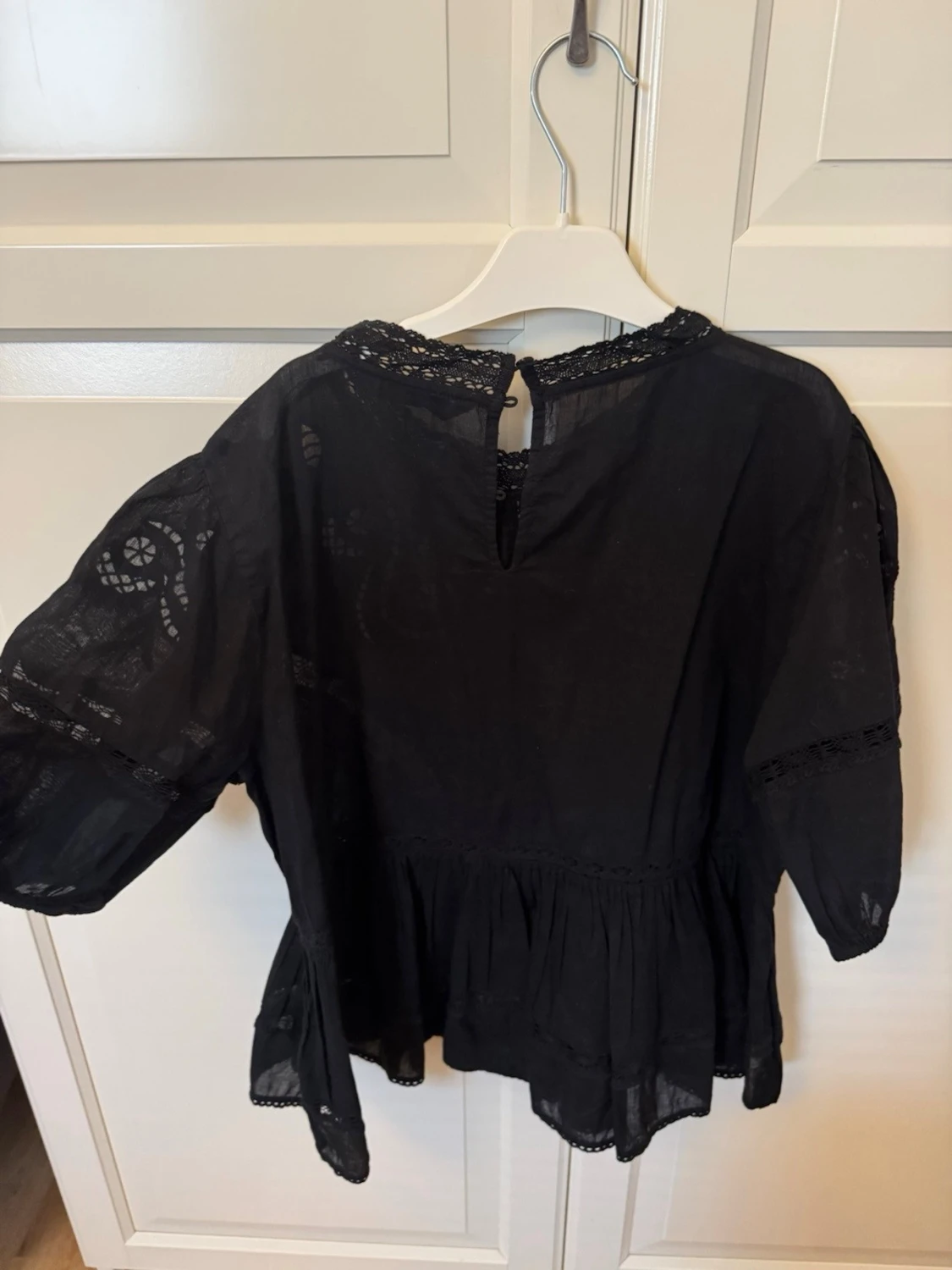 Svart blus med broderi och spetsdetaljer - 3