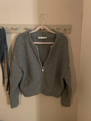 Populär kofta från Zara  - Mysig kofta, använt två gånger. 