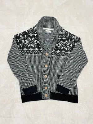 Pier one kofta - Vit/svart pier one kofta, fint skick, står L men passar bra på M