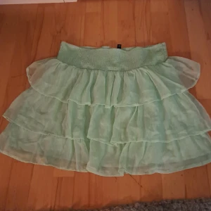 Grön tyllkjol -  sitter som en M! Supersöt