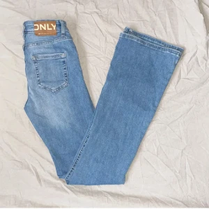 Jeans från only - INTRESSEKOLL!!!! Ljusblå bootcut jeans från only i storlek XS 32 (storleksguide finns som bild). Modell: ONLBLUSH MEDELHÖG MIDJA UTSVÄNGD PASSFORM JEANS. Aldig använda. Köparen betalar frakten! 
