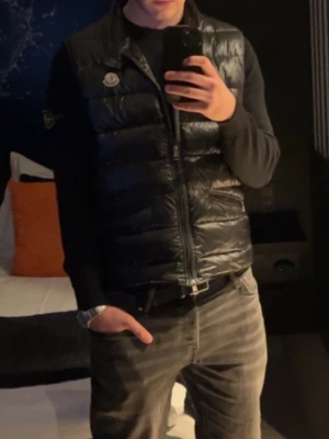 Moncler väst - Säljer nu min moncler väst som är perfekt inför våren. Äkthets bevis och kan fixa fler bilder vid intresse. Storlek 4 vilket motsvarar storlek L men sitter som en M.