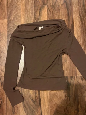 Topp - Långärmad one shoulde topp fr nelly