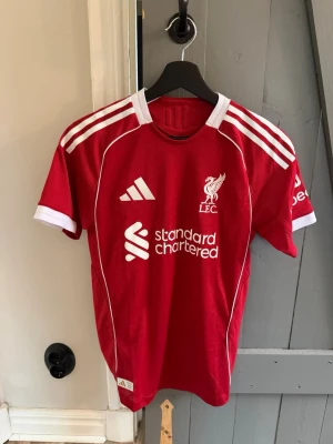 Liverpool authentic tröja - Säljer min Liverpool authentic tröja med Ekitike på ryggen. Är bara använd ett par fåtal gånger så är inprincip som ny. Är köpt från adidas och kostar 1900 nypris. Den är i storlek xs. Bara att skriva om ni har några frågor eller funderingar!