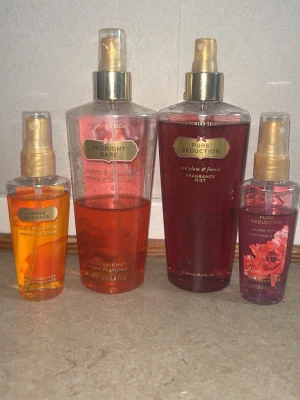 Victoria's Secret body mists 4-pack - Fyra olika body mists från Victoria's Secret: Amber Romance, Midnight Dare och två varianter av Pure Seduction. Flaskorna är i plast med guldiga spraymunstycken och har olika nyanser av orange och rött. Perfekt för dig som gillar fruktiga och blommiga dofter. Säljer allihopa tillsammans för priset 💕🤩🙌🏼