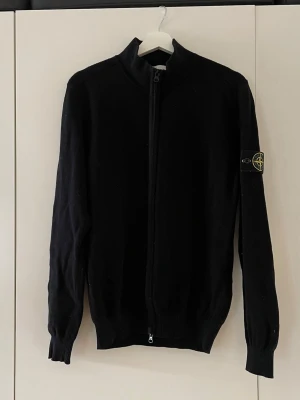 Stone Island zip i ull - En jättefin Stone Island kofta i ull med dragkedja. Tröjan är i princip i nyskick men blir tyvärr inte använd längre. Storlek L men den sitter mer som M. Nypris någonstans runt 4500 kr. Pris kan diskuteras. Vid frågor är det bara att skicka iväg ett dm.😊