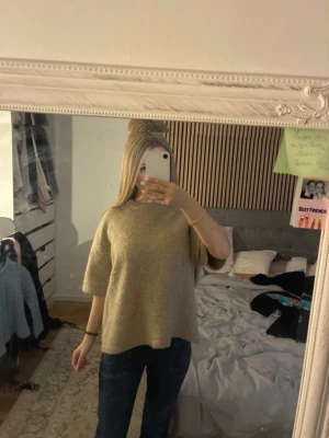 Beige stickad oversized tröja - En beige stickad oversize tröja från Gina tricot, knappt använd säljer för som sagt den kommer inte till nån användning längre för mig o bara sitter i karderoben 