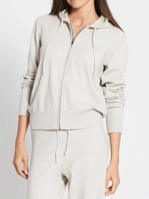 Beige zip hoodie med huva - Snygg beige hoodie med dragkedja framtill och huva med dragsko. Tillverkad i mjukt material och har ribbade muddar vid ärmar och nederkant. Perfekt för en chill och avslappnad stil.