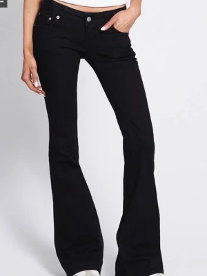 Svarta bootcut jeans med låg midja - Snygga svarta bootcut jeans med låg midja och klassisk femficksdesign. Jeansen har utsvängda ben och silverfärgade nitar vid fickorna. Perfekta för en trendig och avslappnad look. Jag har både FULL OCH SHORT 