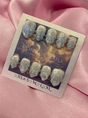 Aoi (S);Short Almmond - Handgjorda press-on naglar med unika blå skimrande mermaid-nails. Naglarna har en kort mandel form och är dekorerade med vita detaljer och små pärlor/silverpärlor. Perfekt för dig som vill ha något annorlunda och kreativt på naglarna.S: 15 mm, 11,5 mm, 12 mm, 11 mm, 9 mm 