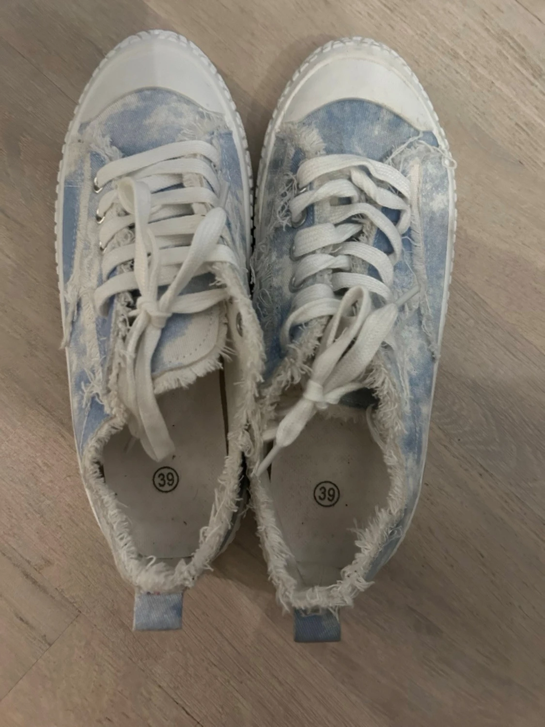 Blå tie-dye sneakers med fransade kanter - 4