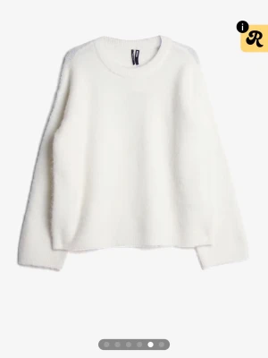 Vit stickad tröja från Bikbok - Klassisk vit stickad tröja från bikbok  med rund halsringning och långa ärmar. Tröjan har en enkel och clean design, perfekt för lager på lager. Mjuk och skön kvalitet som känns lyxig mot huden. Lite oversized passar även S skulle jag säga  