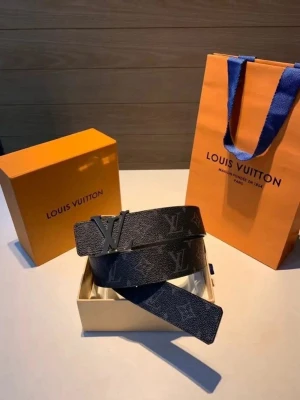 Louis Vuitton bälte - Säljer nu min pojkväns snygga svarta bälte från Louis Vuitton med klassiskt LV-spänne i silverfärgad metall, som inte kom till användning. Bältet är gjort i präglat skinn och har diskret LV-mönster över hela remmen. Perfekt accessoar för att lyfta din outfit.