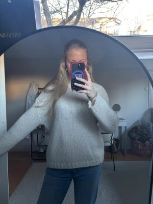 Stickad tröja med knyt - Super super söt stickad tröja med knyt i ryggen. Är från Kappahl men märket Kay/day😍