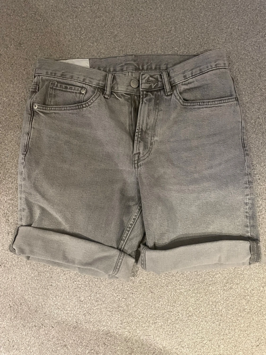 Grå jeansshorts