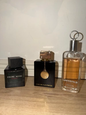 Parfympaket - Säljer tre snygga herrparfymer: Encre Noire Sport från Lalique i svart glasflaska, Club de Nuit Intense från Armaf i svart och guld med kedjedetalj, samt Lagerfeld Classic i genomskinlig flaska med metallock. Perfekta dofter för dig som gillar stilrena flaskor. Alla tre får man för 299kr!