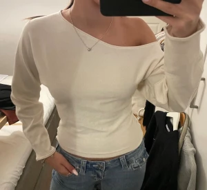 Beige offshoulder tröja - Trendig beige offshoulder tröja med lång ärm och figurnära passform, mjuk och bekväm. Har sytt in den, pris kan diskuteras. 