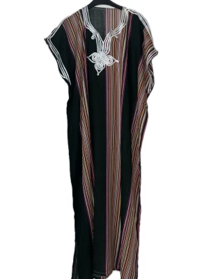 Gandoura - Nattklänning med broderi onsize  - Nattklänning - mörkgrön med färgglada ränder samt vit broderad detalj vid halsringningen. Klänningen har vid och bekväm passform och är ärmlös, perfekt för en avslappnad och stilren look. ONESIZE längden är 160cm och den har en mindre slitt längst ned ✨