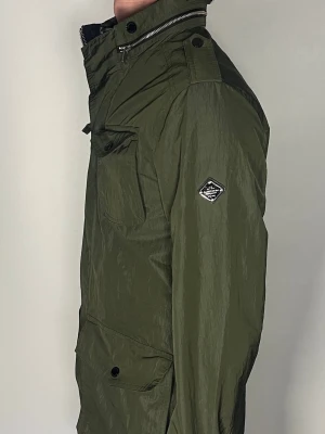 J.Lindeberg field jacket - Säljer en ritkigt snygg och trendig J.Lindeberg field jacket i fint skick, storlek XS, vid frågor är det bara att skriva //Gramenti