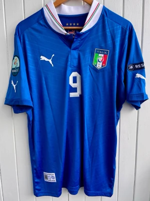 Mario Balotelli - Italien - EM 2012 - Säljer en klassisk fotbollströja, Mario Balotellis italienska matchtröja från EM 2012. Tröjan är en reprint i nyskick.     Storlek: Large