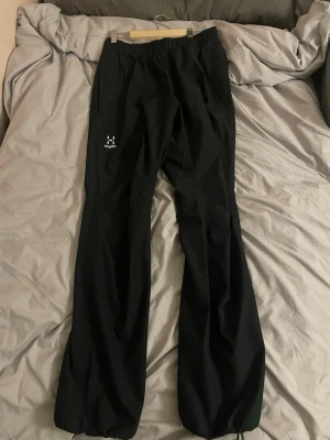 Haglöfs byxor - Säljes ett par svarta byxor från Haglöfs, Dessa är storlek S Dem är i väldigt nytt skick och andvända inte många gånger alls. Köpta för 1499 på Intersport (se bild) men säljes för 549! Priset är diskuterbart men passa på nu när det är fri frakt! Vid frågor så skriv bara:) //Mvh swemarket