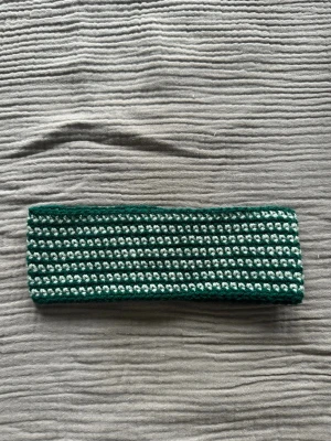 Virkat hårband - Egentillverkat virkat hårband i gröna färger. Tvättas i 30 grader