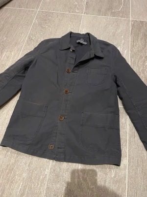 Human scales overshirt - Säljer min human scales overshirt perfekt mot våren och sommaren. Den är världsklass. Skriv för bild med den på samt frågor och funderingar!