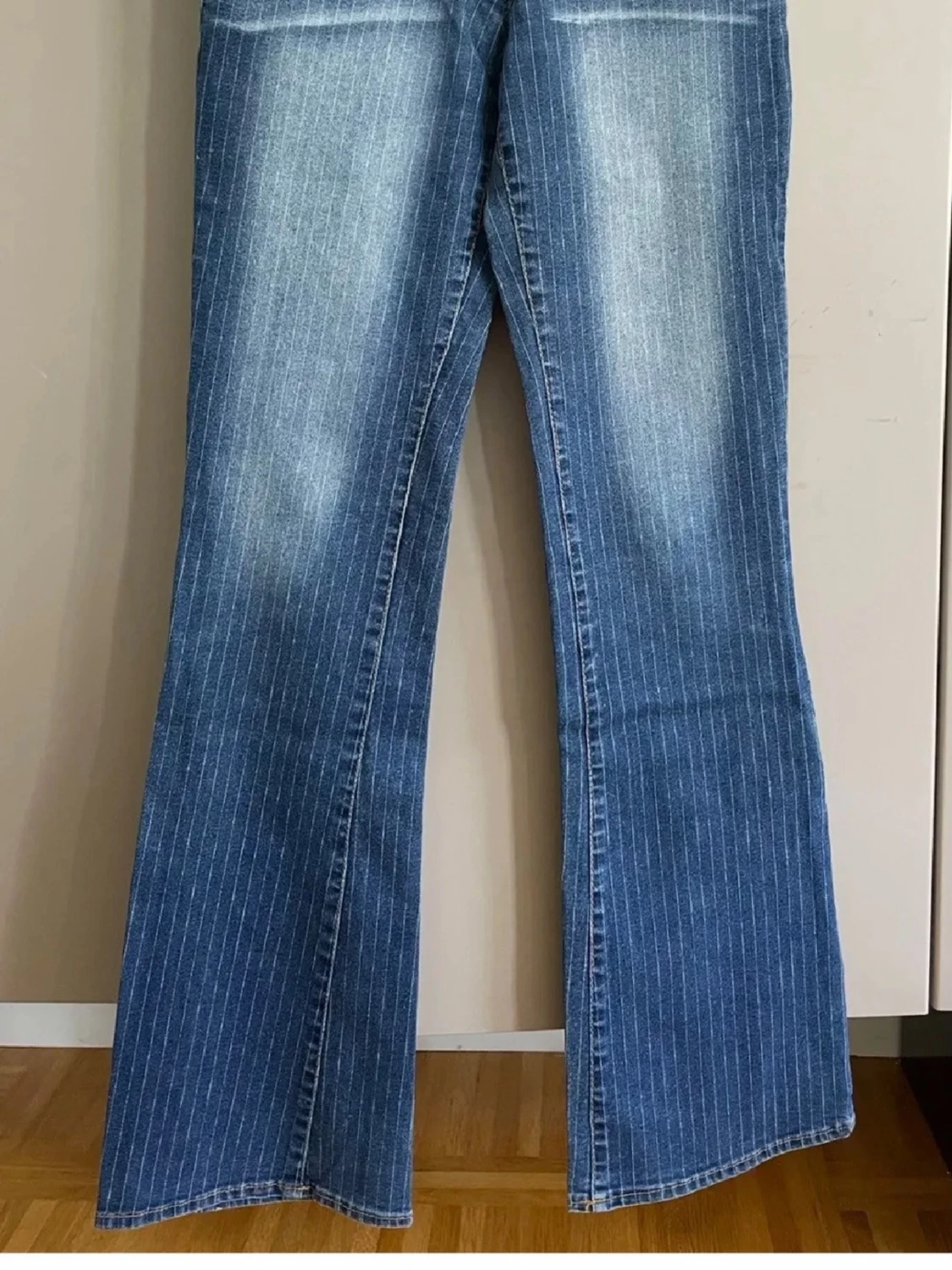 Blå bootcut jeans med ränder - 1