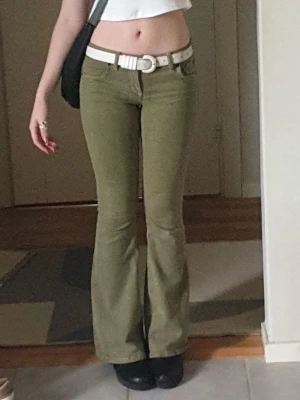 Olivgröna low waist bootcut jeans - Säljer dessa då de blivit försmå💋 Bra skick men det finns en liten fläck som kanske går att få bort💋 storlek 25/32. Jag är 156💋
