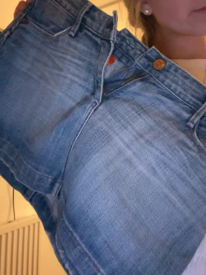 Blå jeanskjol  - Snygg blå jeanskjol i kort modell🤍 den är i storlek 25 Så skulle säga den passar Xs och 32-34 
