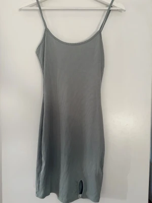 Ljusgrön ribbad klänning med smala band - Snygg ljusgrön klänning i ribbat material med smala axelband och rundad halsringning. Lätt och mjukt tyg som känns skönt mot huden. 