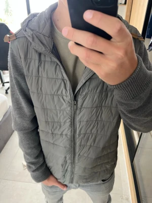 Cardigan jacka från Massimo Dutti  - Hej! Säljer en snygg grå cardigan jacka ifrån Massimo Dutti. På jackan stor det size L men den är mer som size M.                                                     📐= M                                                                           🔖= Massimo Dutti                                               .                                                      ❓= Vid frågor så skriv till mig 