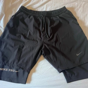 Svarta Nike shorts med snörning - Träningsshorts från Nike