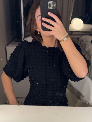 WERA svart strukturtopp - Svart topp från WERA i storlek XS 🖤 Superfin både till jeans, kostymbyxor eller kjol. Funkar lika bra till vardag som till middag/kväll 🖤 Nypris: 499kr Använd fåtal gånger så den är i väldigt fint skick.