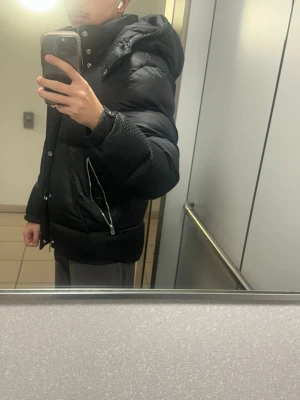 Äkta Hugo Boss Jacka - Säljer en stilren och tidlös jacka från Hugo Boss i klassisk svart färg. Jackan är i mycket fint skick och passar perfekt både till vardag och mer uppklädda tillfällen.  Den har en modern och snygg passform (storlek M) som sitter riktigt bra. Svart färg gör den lätt att matcha med allt – en säker investering i garderoben.  Detaljer: 	•	Märke: HUGO BOSS 	•	Färg: Svart 	•	Storlek: M 	•	Skick: Mycket bra 	•	Kvitto: Finns (äkta vara)  Jackan är väl omhändertagen och redo för en ny ägare. Perfekt för