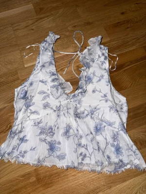 Söt topp - En jättesöt topp från GinaTricot som inte kommit till användning dock tagit bort lappar.