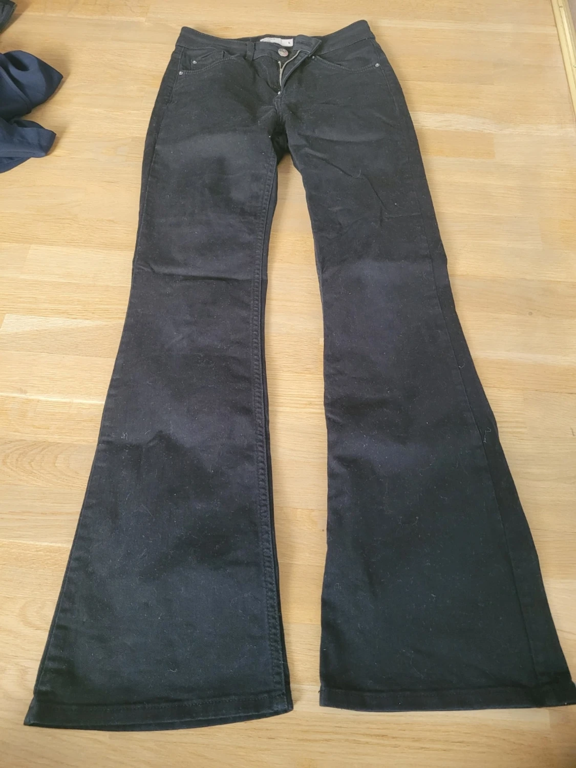 Svarta utsvängda jeans