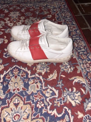 Valentino opens - Snygga vita sneakers från Valentino. Vill bli av med dom bara. Storlek 44 men passar 43 också. Naturligtvis äkta också.😊